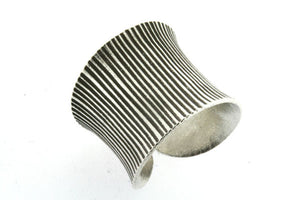 concave vertical stripe ring - Makers & Providers